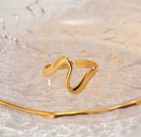 Curvella – Minimalist Ring