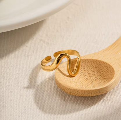 Curvella – Minimalist Ring